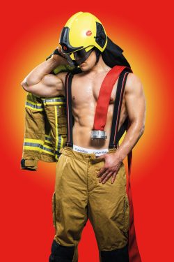 Stückmotiv BRANDHEISS (Feuerwehrmann) Hochformat © Chris Gonz