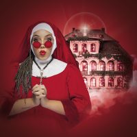 Eine Nonne vor Schloss Übigau im Gospelmusical "Sister Soul"