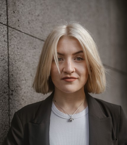 Künstlerportrait von Lorena Dehmelt