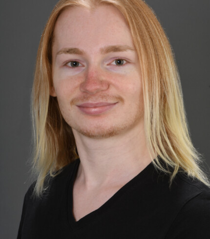 Portraitfoto des jungen Schauspielers David Riedt