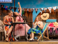 Szene aus der neuen Karaokekomödie