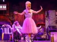 Szenenfoto aus der Komödie