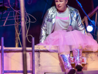 Szene aus der neuen Komödie