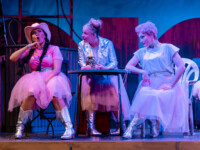 Szene aus der neuen Karaokekomödie