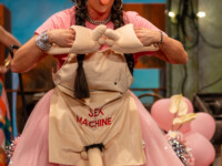 Szene aus der neuen Karaokekomödie