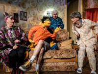 Szenenfoto des schrägen Puppenmusicals 