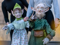 Fotografie der fantasievollen Figuren aus dem Open-Air-Sommerabenteuer 